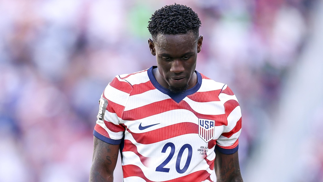 Folarin Balogun bereaksi setelah mendapat kartu merah saat USA vs Bosnia