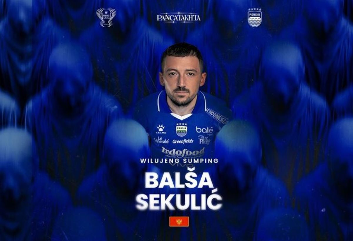 Balsa Sekulic, striker anyar Persib Bandung, berpose dengan jersey Maung Bandung.