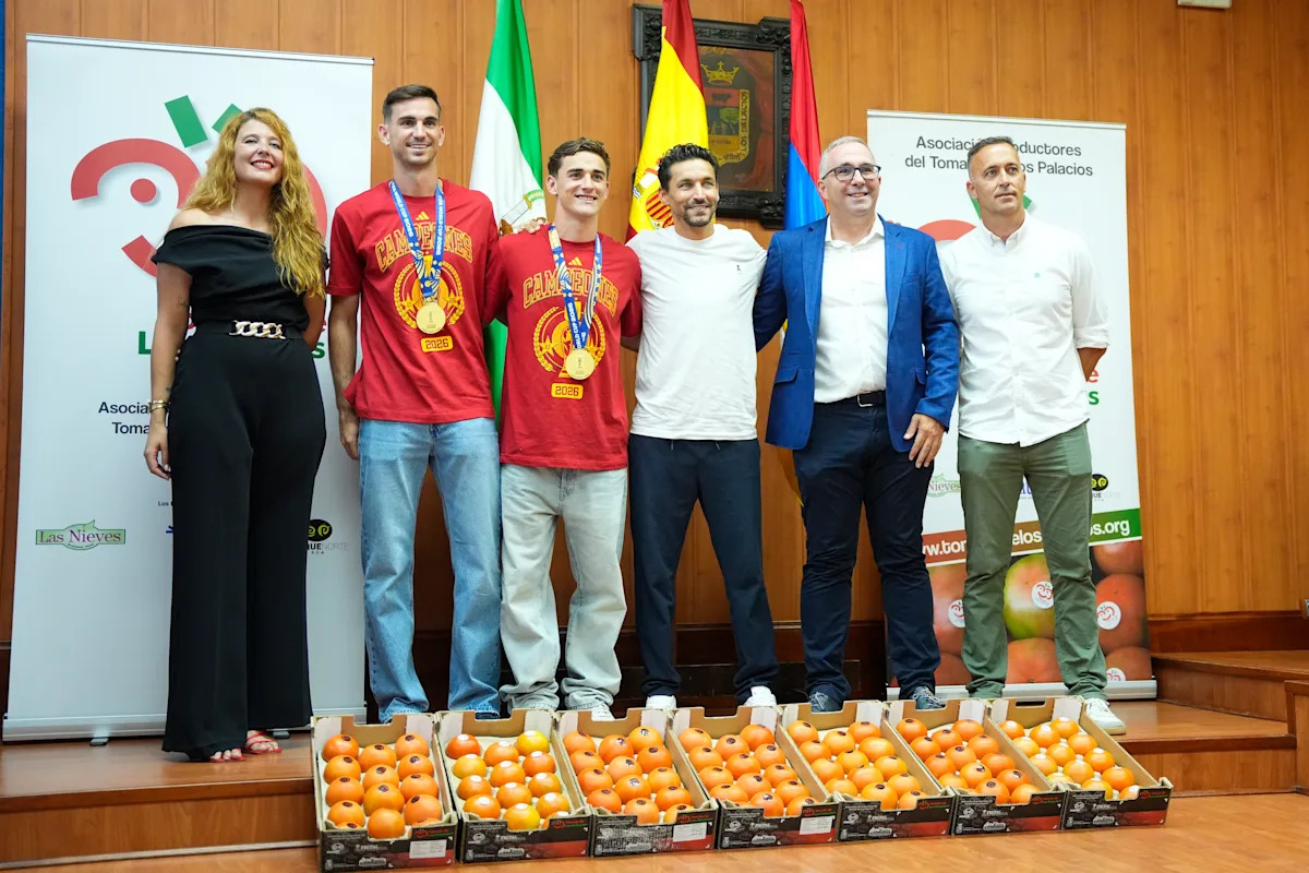 Fabián Ruiz dan Gavi dengan tumpukan tomat di balai kota