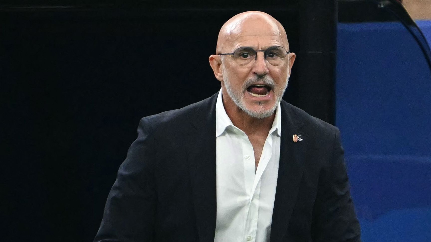 Luis de la Fuente memberikan instruksi kepada pemain Spanyol dalam sesi latihan
