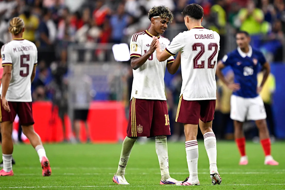 Pemain Spanyol dan Argentina berebut bola dalam pertandingan final Piala Dunia