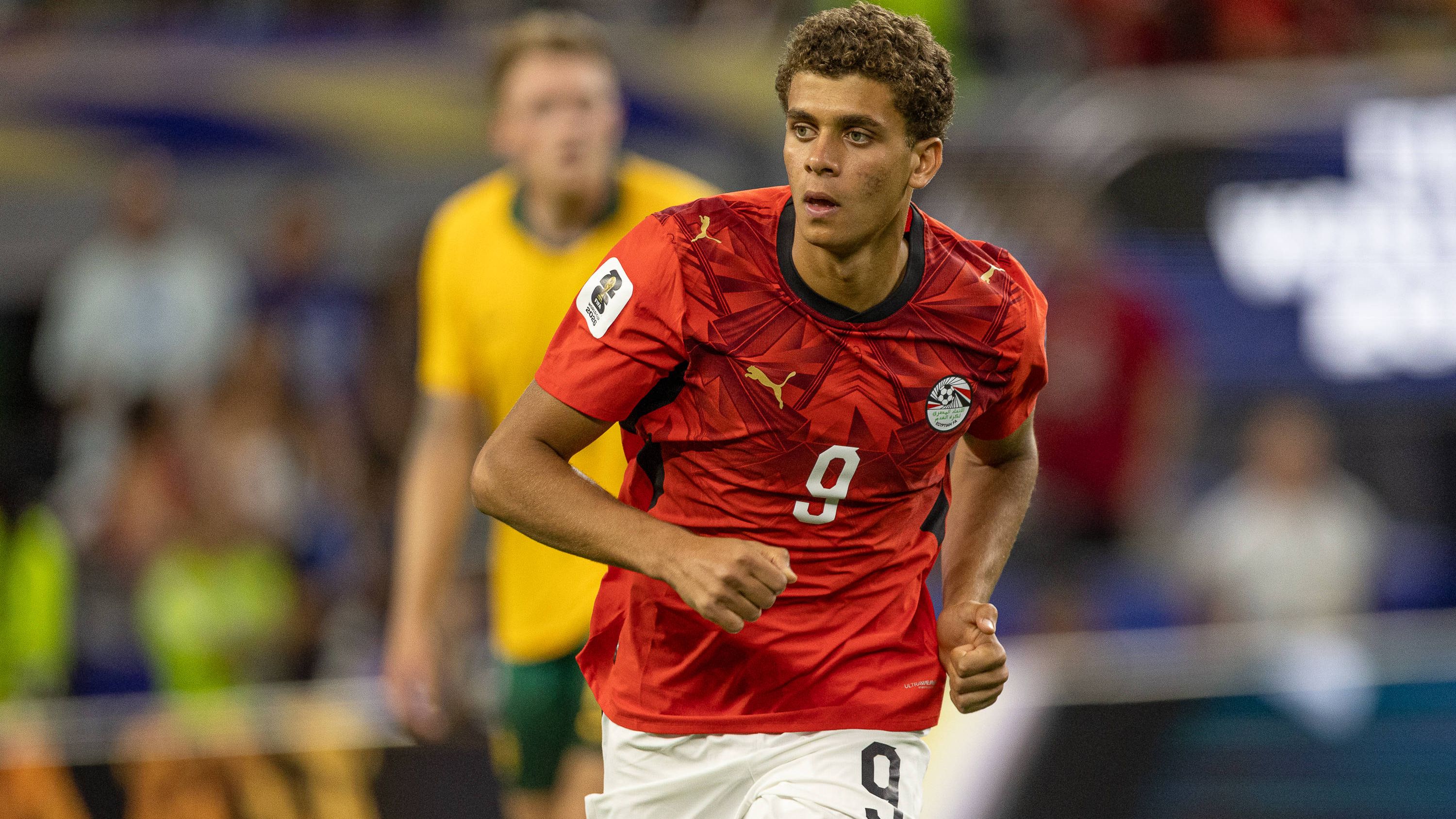Pemain Timnas Mesir Hamza Abdel Karim saat beraksi dalam pertandingan sepak bola.