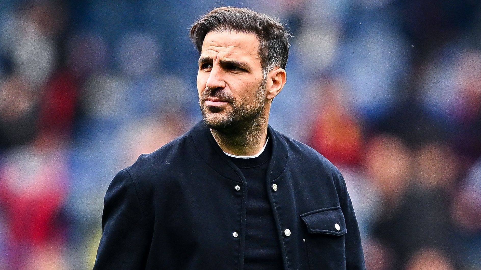 Cesc Fabregas memberikan instruksi kepada pemain Como dalam sesi latihan