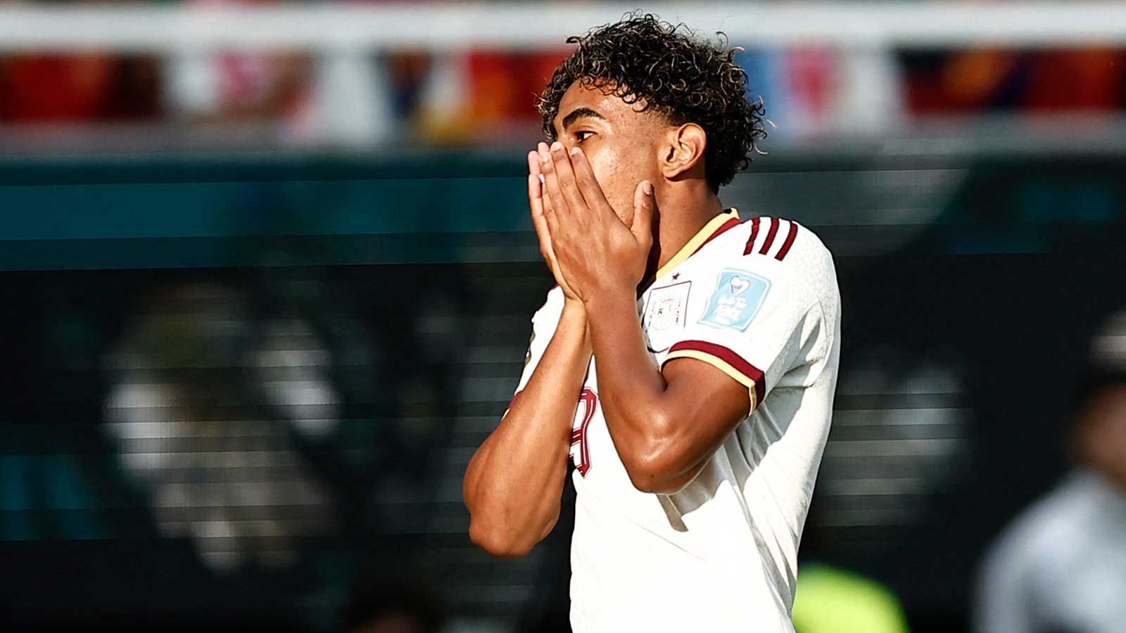 Lamine Yamal bersama rekan setimnya merayakan gol ke gawang Prancis