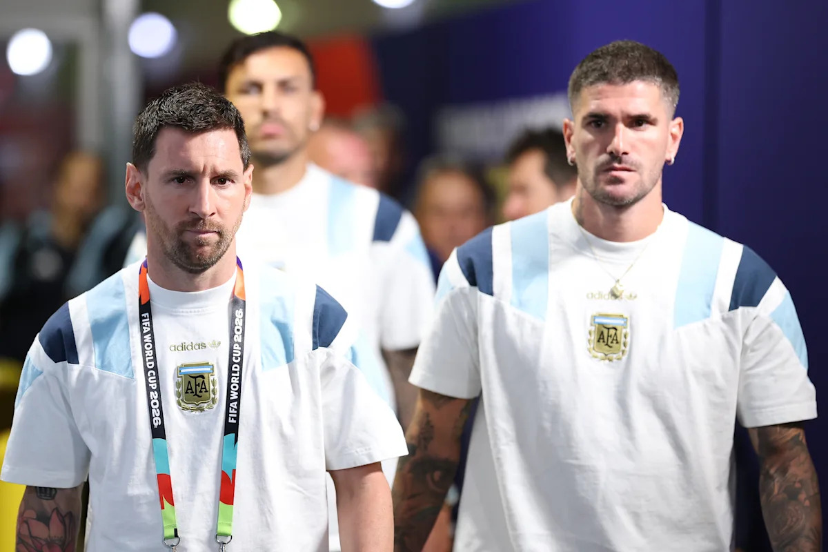 Lionel Messi dan Rodrigo De Paul dalam seragam Argentina
