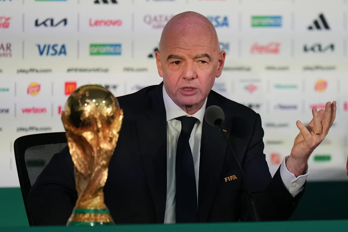 Presiden FIFA Gianni Infantino berbicara dalam konferensi pers