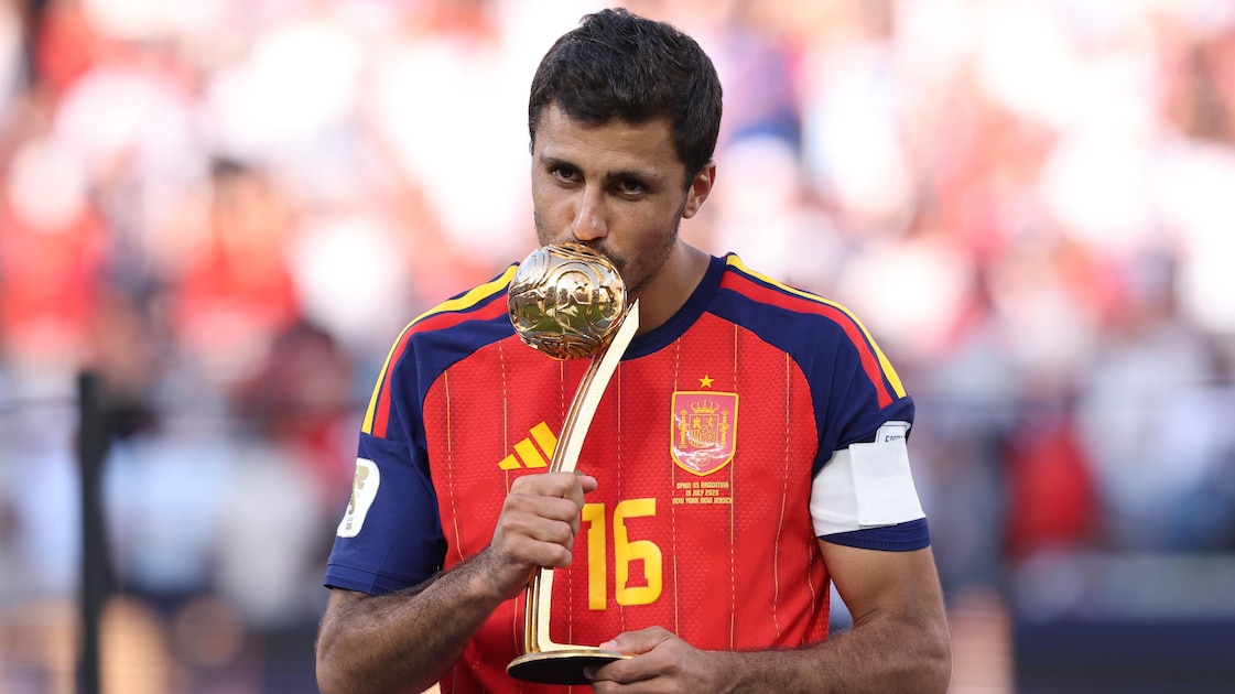 Trofi Piala Dunia 2026 dengan logo FIFA