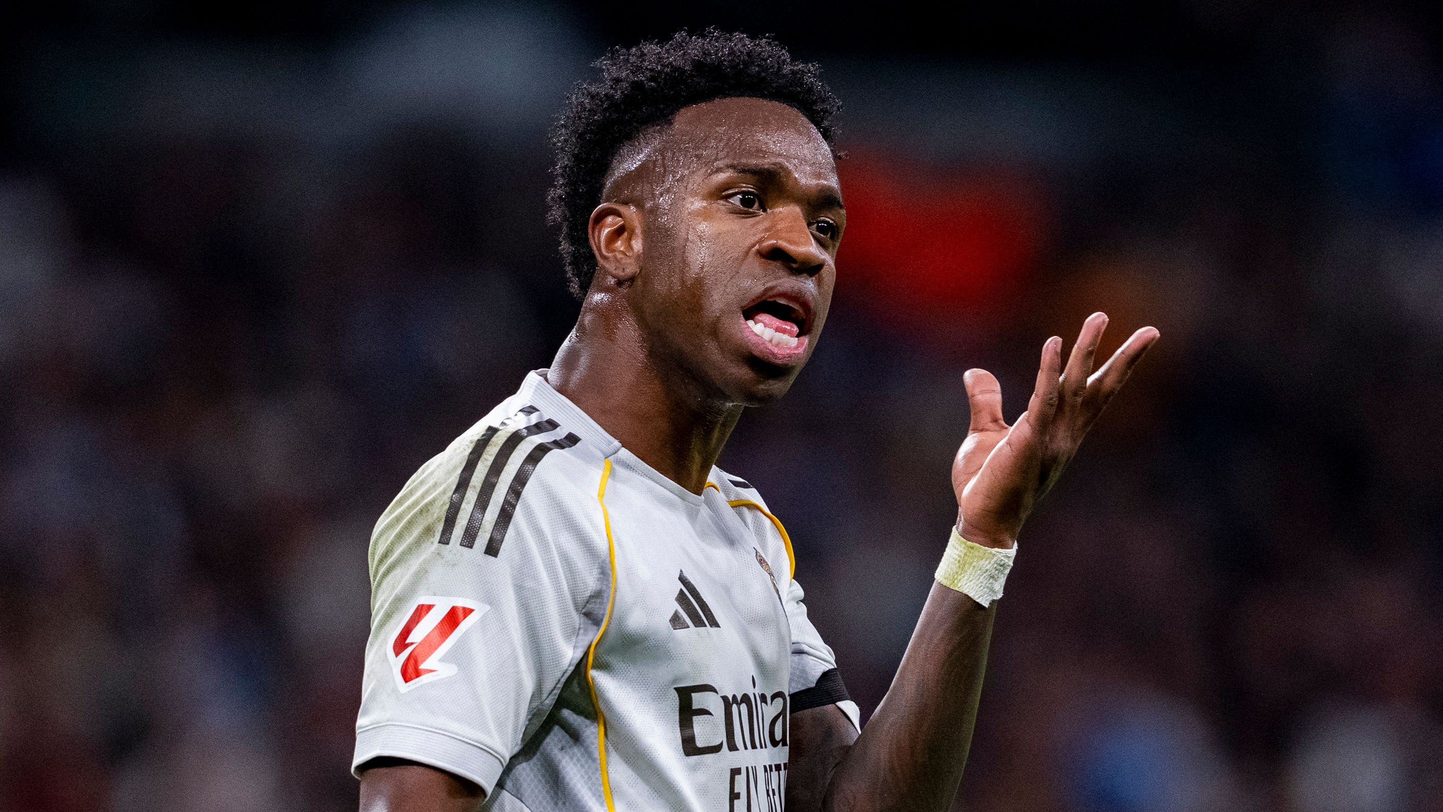 Yan Diomande berpose dengan jersey Real Madrid