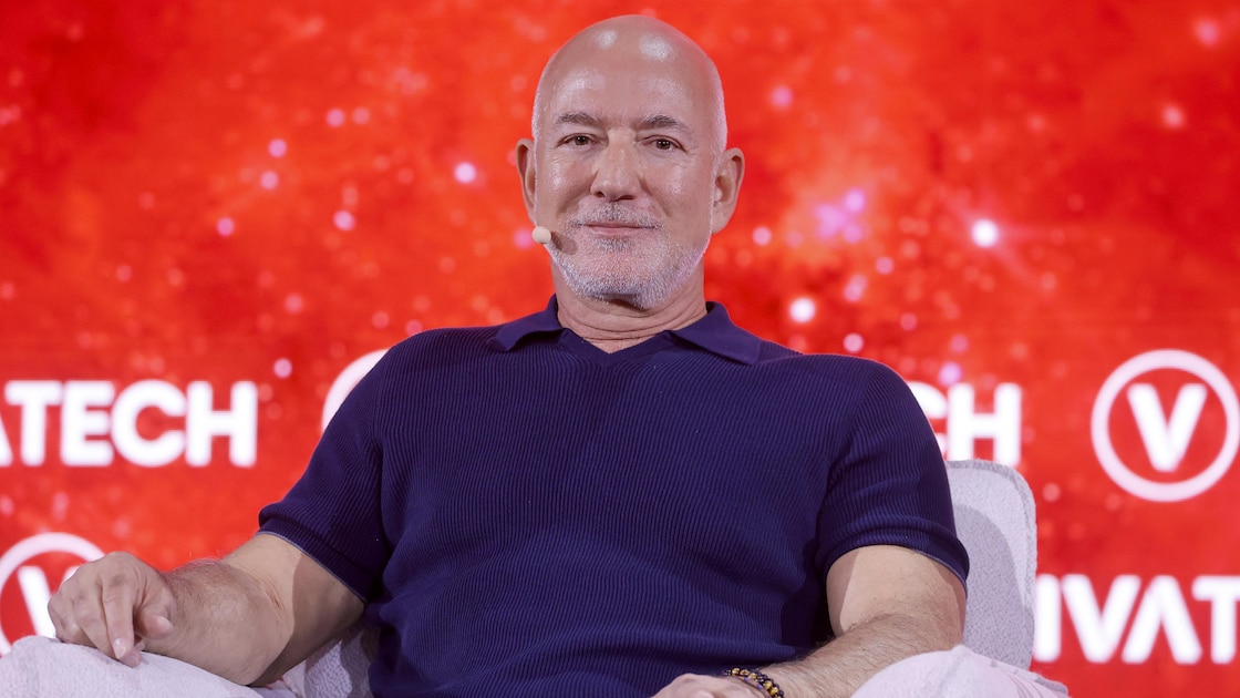 Jeff Bezos dan Eduardo Saverin menghadiri pertandingan Liverpool FC