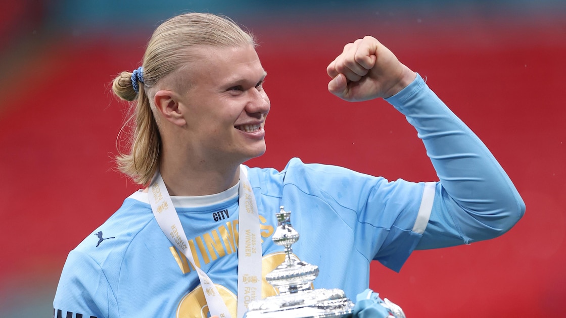 Erling Haaland mengenakan jersey tandang baru Manchester City hitam-kuning