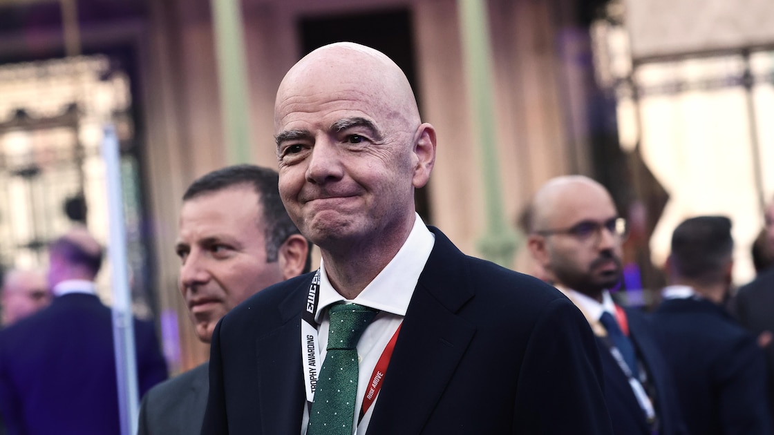 Gedung FIFA di Zurich, Swiss, dengan latar logo FIFA