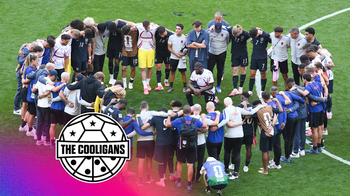 Pemain dan ofisial timnas Amerika Serikat berkumpul setelah kekalahan 1-4 dari Belgia di Piala Dunia 2026