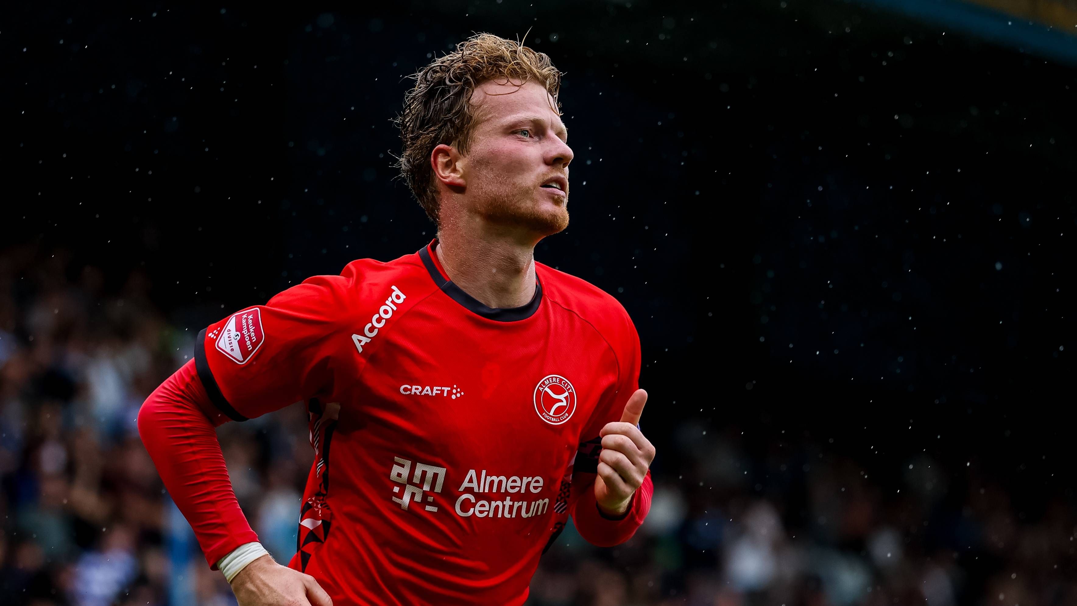 Ferdy Druijf merayakan gol untuk Almere City