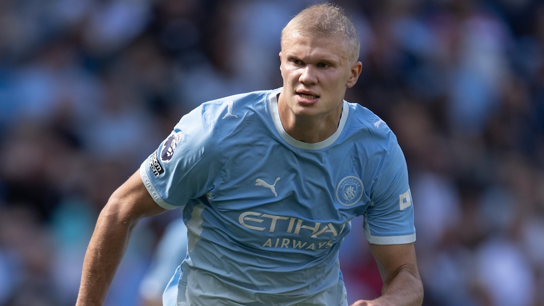 Jersey ketiga Manchester City musim 2026-27 dengan desain putih bergaris biru