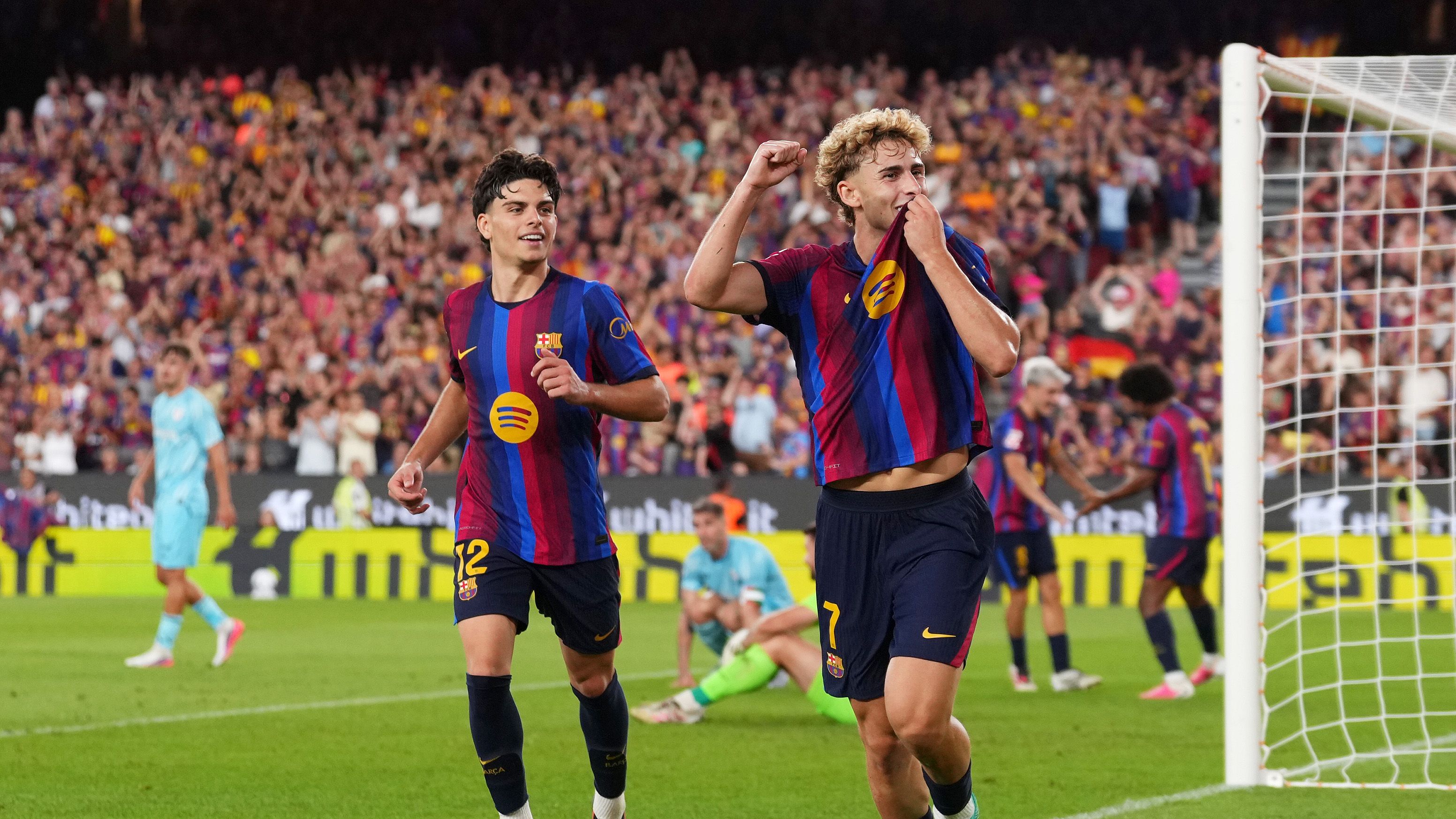 Raphinha merayakan gol pembuka Barcelona ke gawang Athletic Club