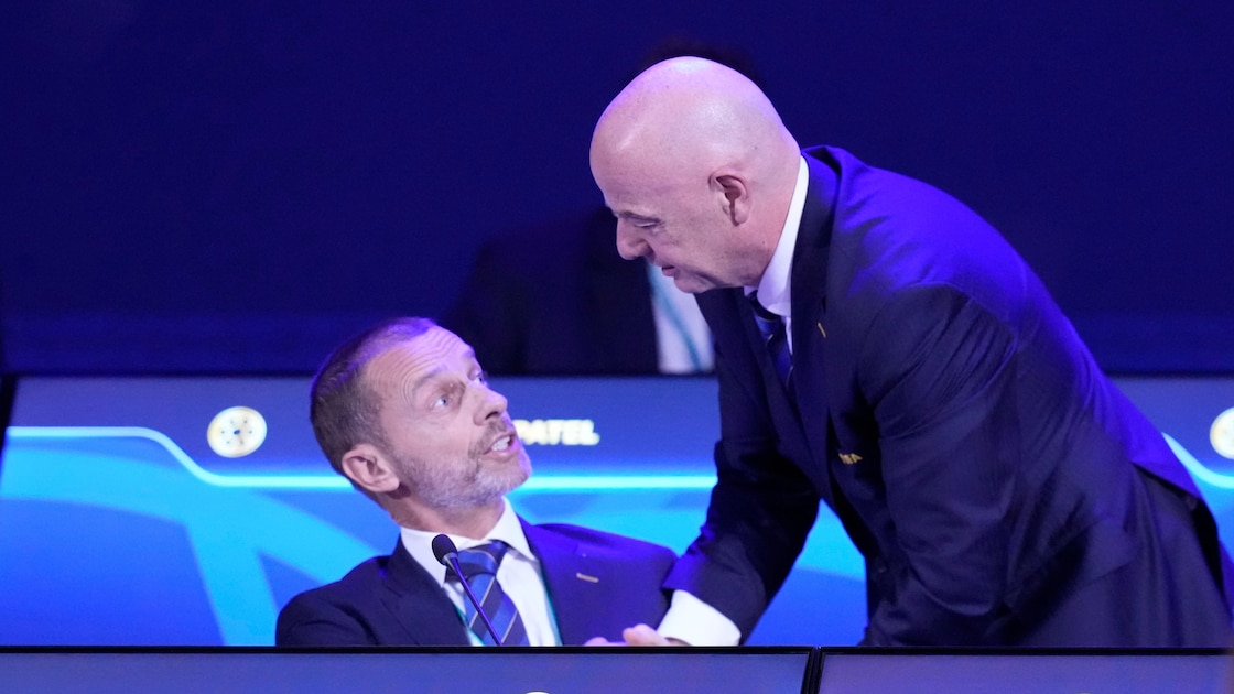 Logo UEFA dan FIFA dengan latar belakang stadion sepak bola