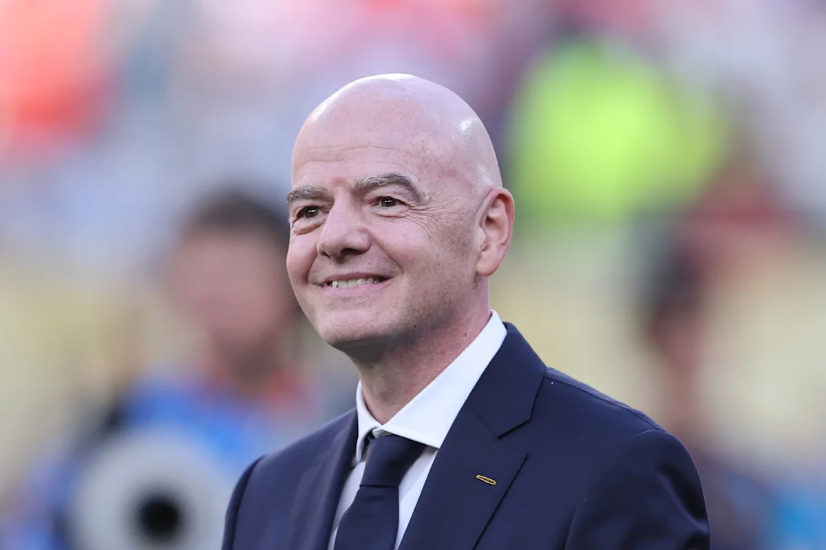 Gianni Infantino, presiden FIFA, tampak tegang dalam konferensi pers di tengah krisis kepemimpinan akibat gagalnya rencana penjualan saham Piala Dunia.