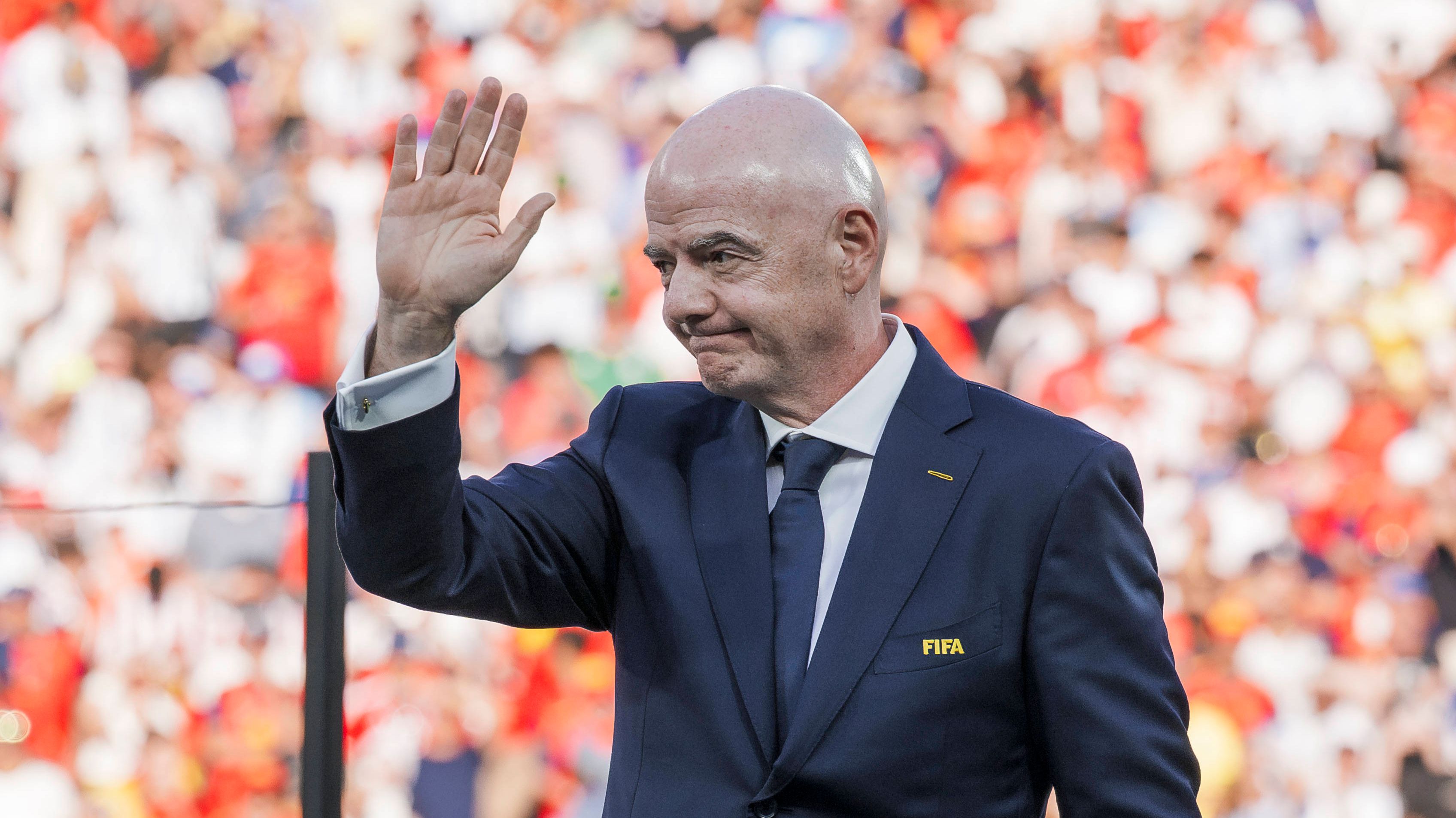 Gianni Infantino, Presiden FIFA, berbicara pada konferensi pers