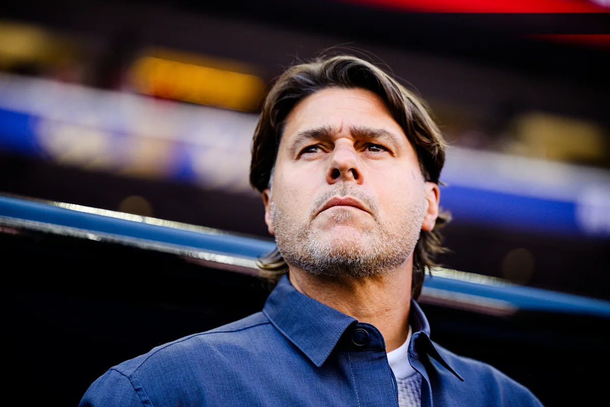 Mauricio Pochettino tersenyum di sela pertandingan timnas AS