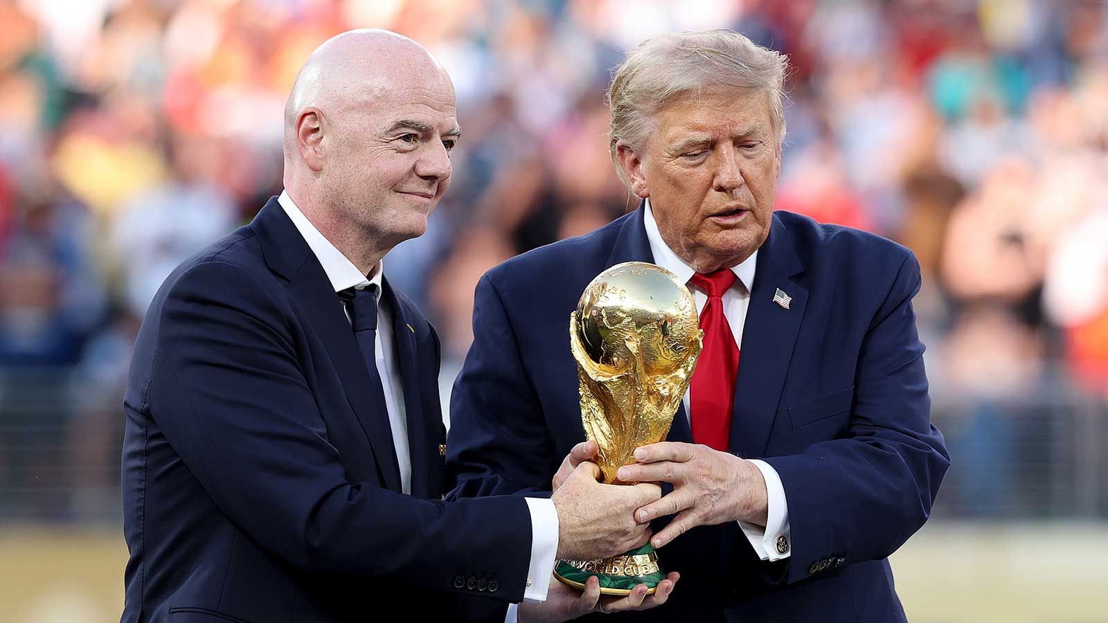 Donald Trump dan Gianni Infantino di acara FIFA