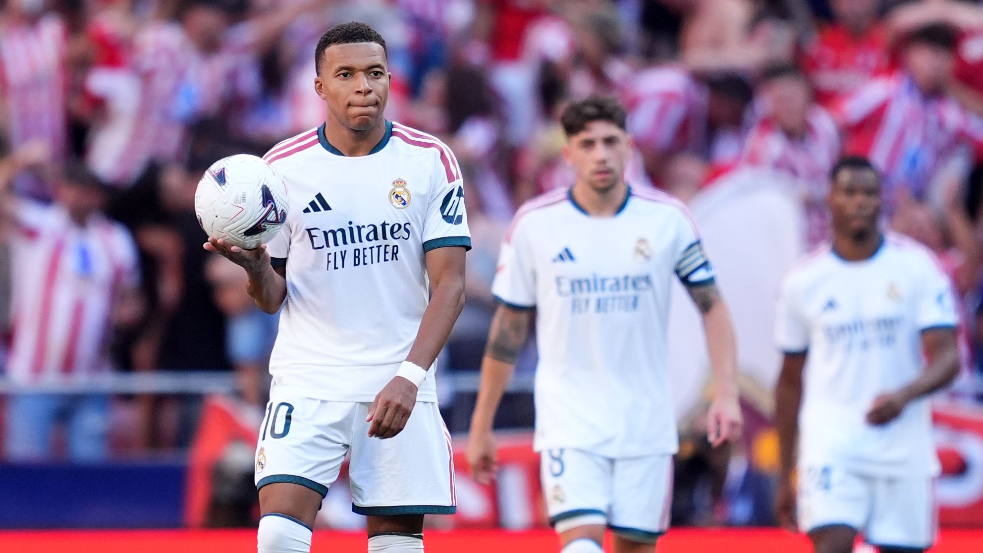 Pemain Real Madrid dan Barcelona berlari di lapangan