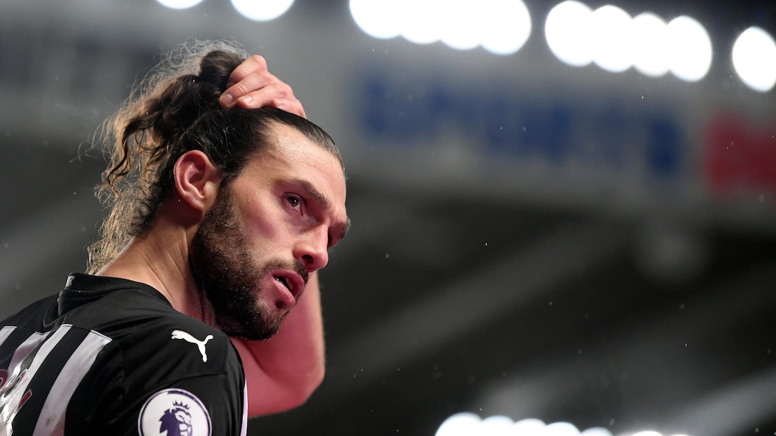 Andy Carroll saat memperkuat Newcastle United di St. James' Park pada Januari 2021.