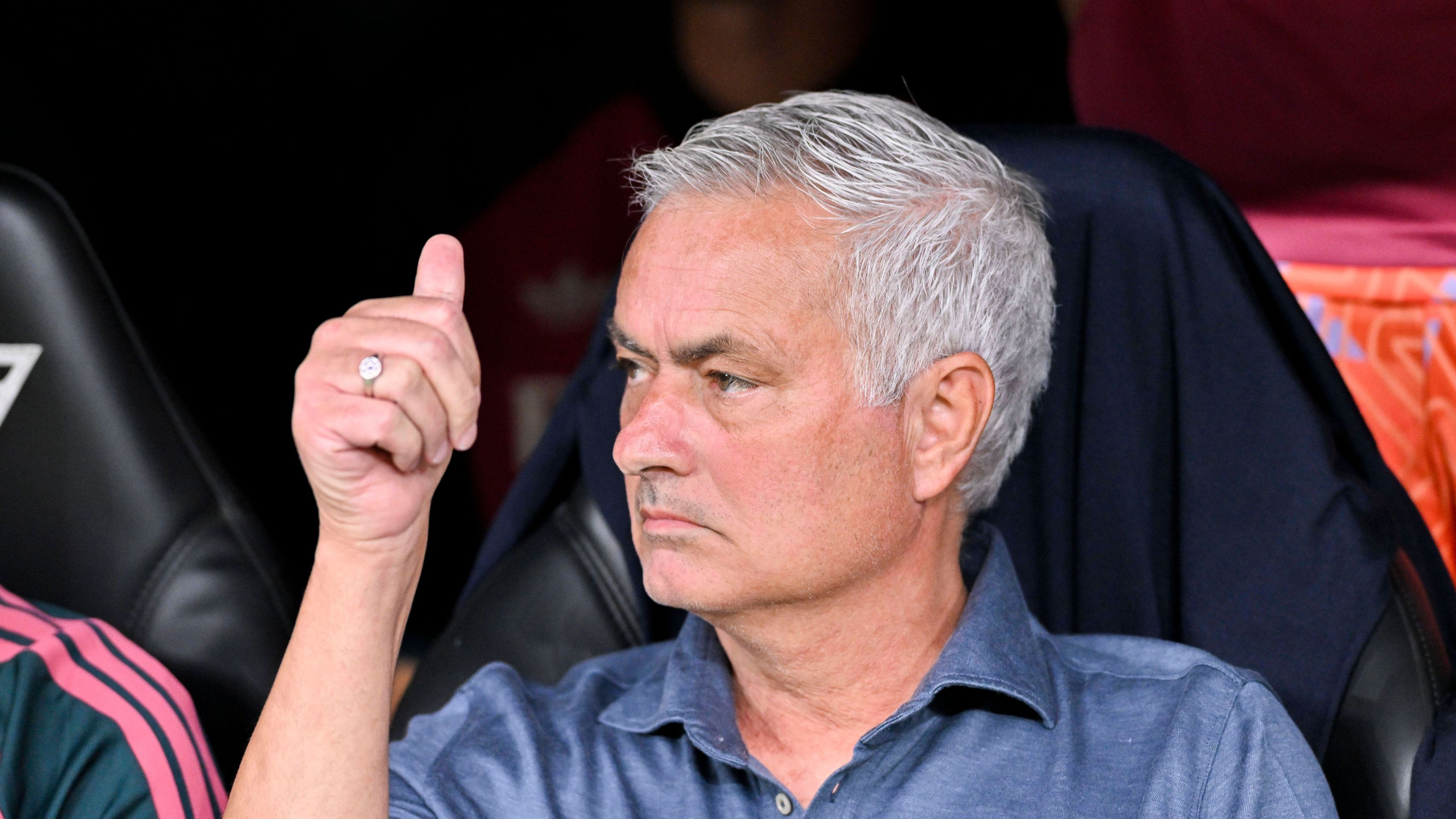 Jose Mourinho memberikan instruksi kepada pemain Real Madrid dalam sesi latihan