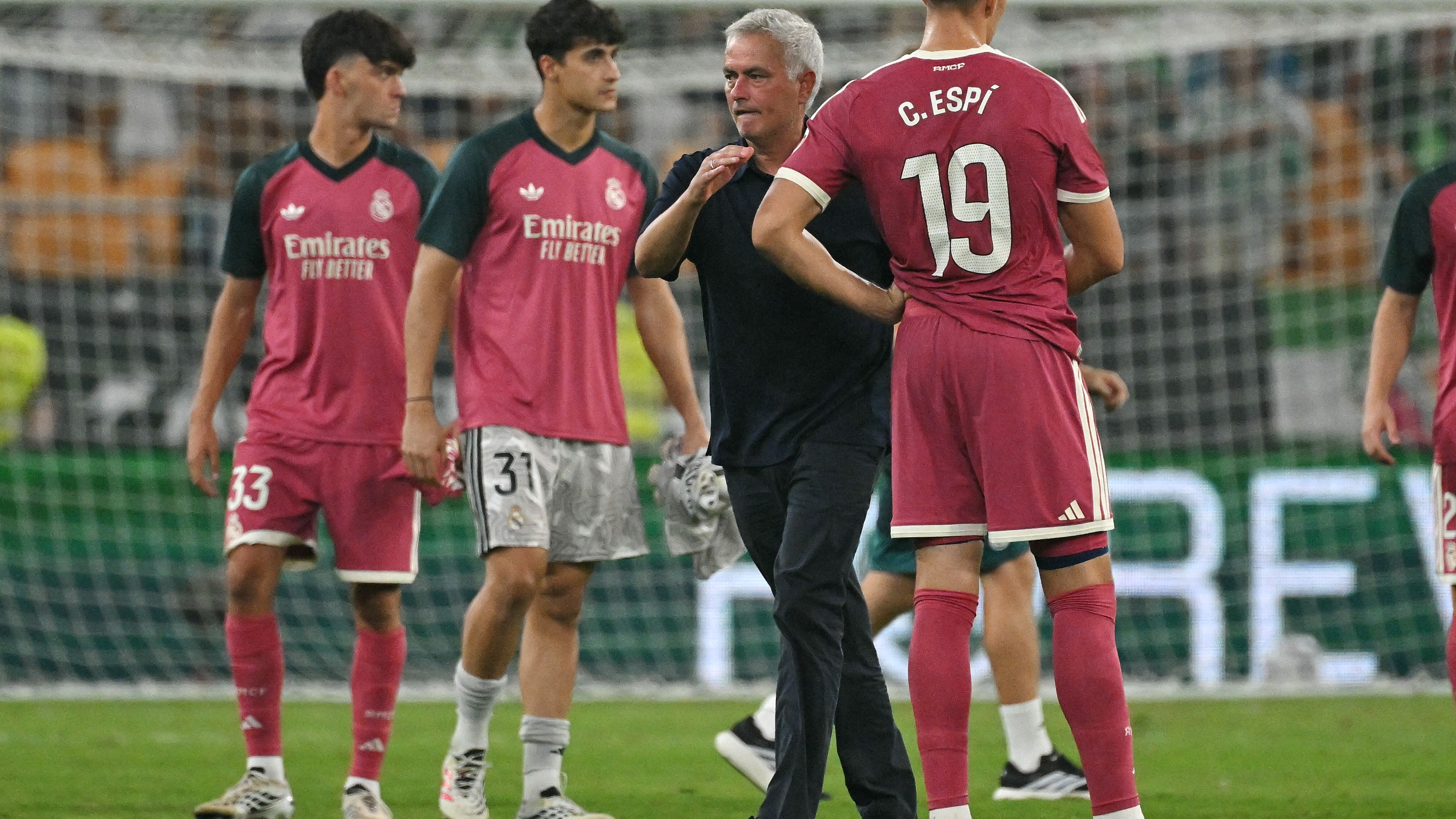 Jose Mourinho menunjukkan ekspresi kecewa di pinggir lapangan saat Real Madrid kalah dari Real Betis.