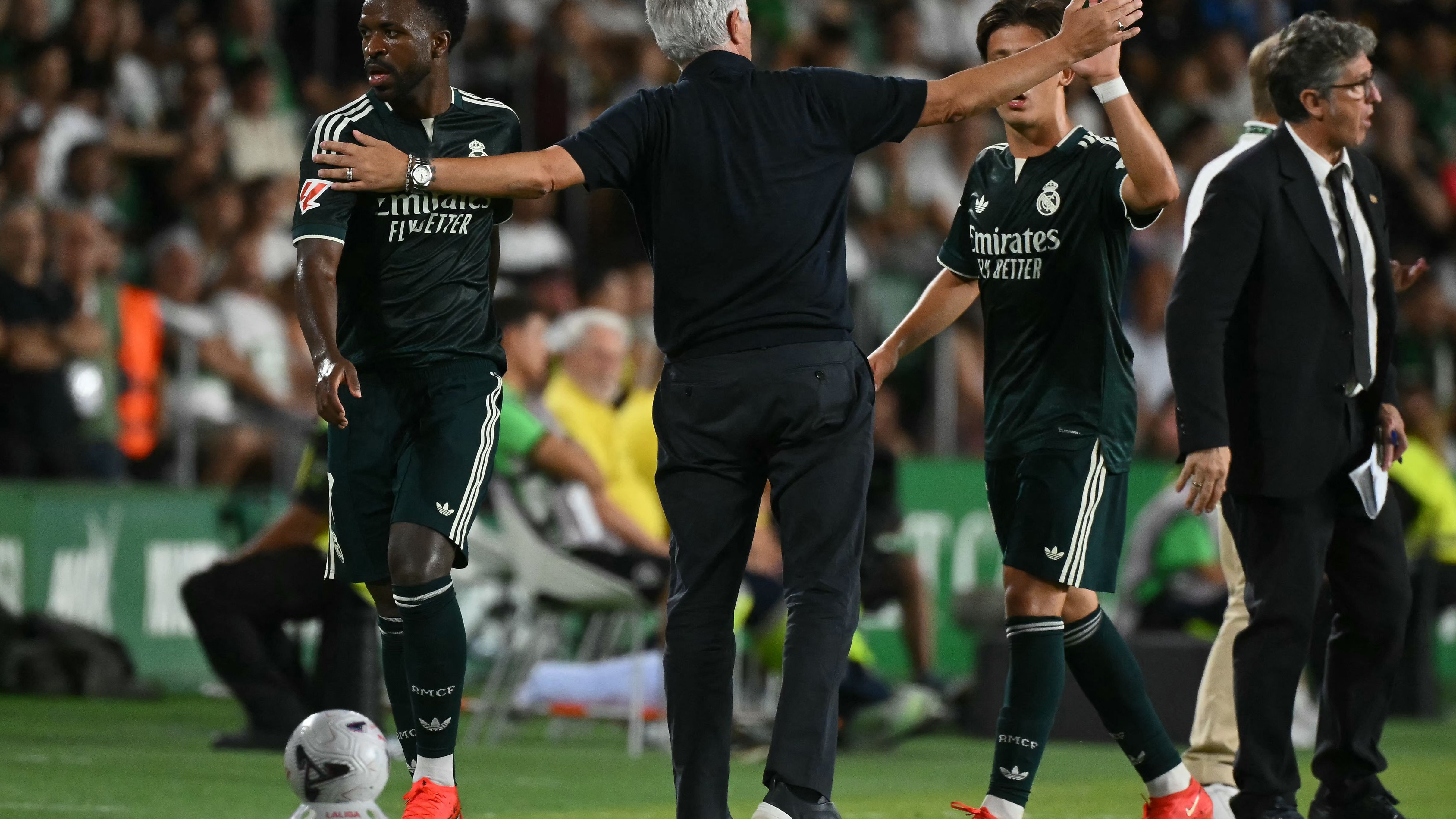 Pelatih Real Madrid Jose Mourinho memberikan instruksi dari pinggir lapangan