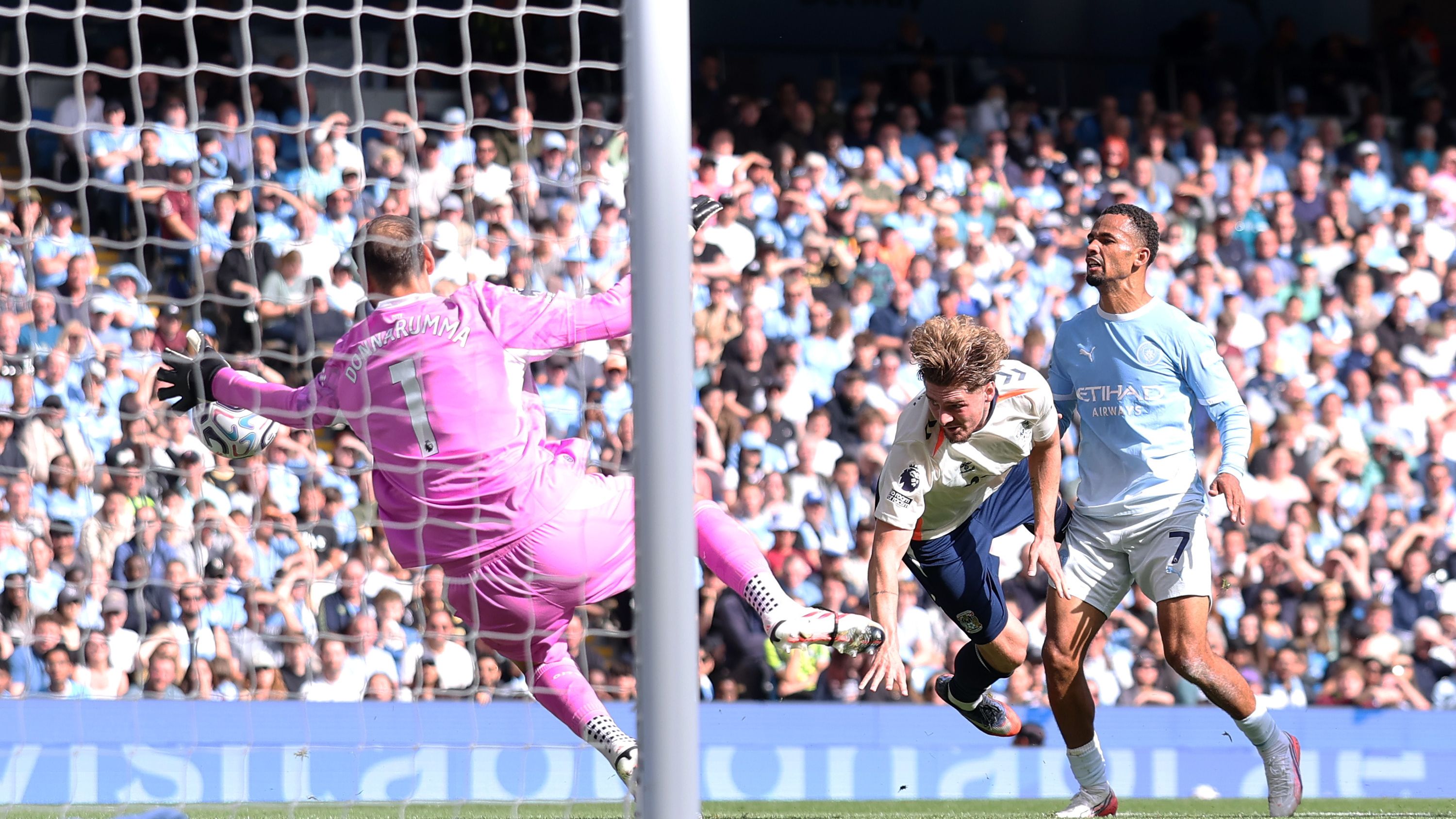 Gianluigi Donnarumma tampil cemas saat Manchester City menghadapi Coventry City di Etihad.