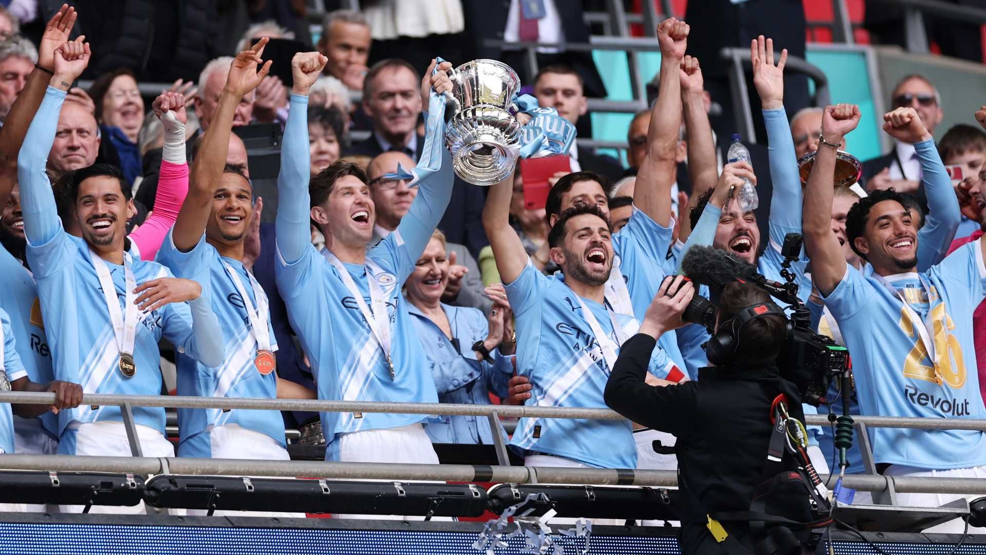 Logo Manchester City dengan latar belakang biru