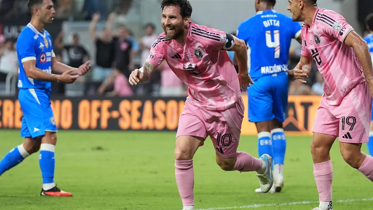Lionel Messi merayakan gol ke-100 untuk Inter Miami