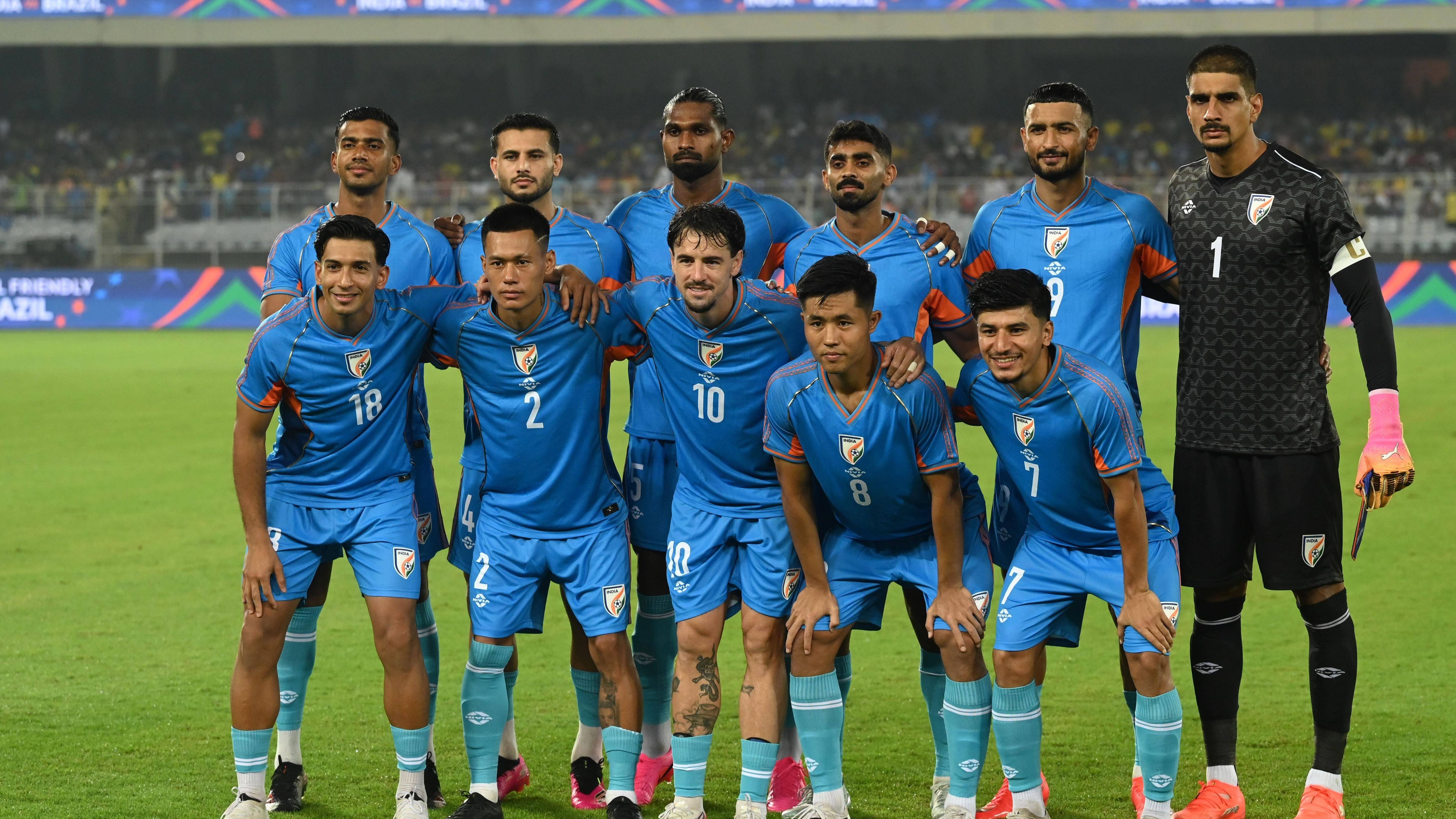 Pelatih India Khalid Jamil memberikan instruksi kepada pemainnya di tepi lapangan.