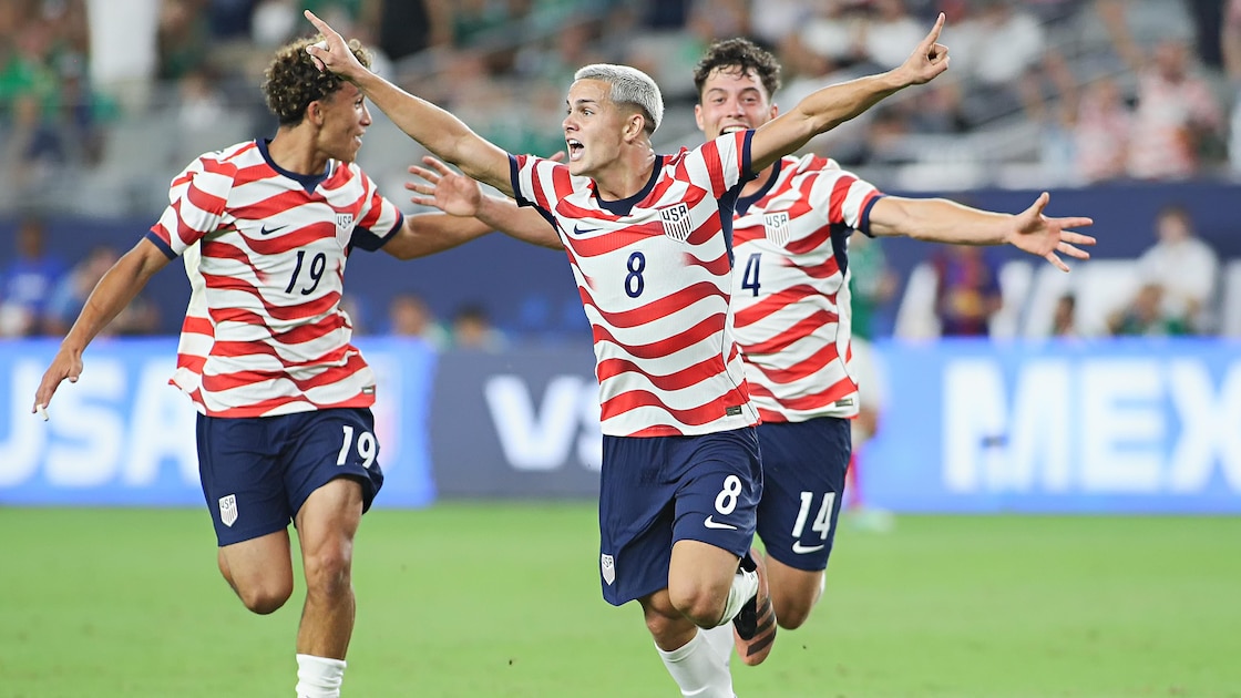 Cavan Sullivan merayakan golnya bersama pemain USMNT lainnya.
