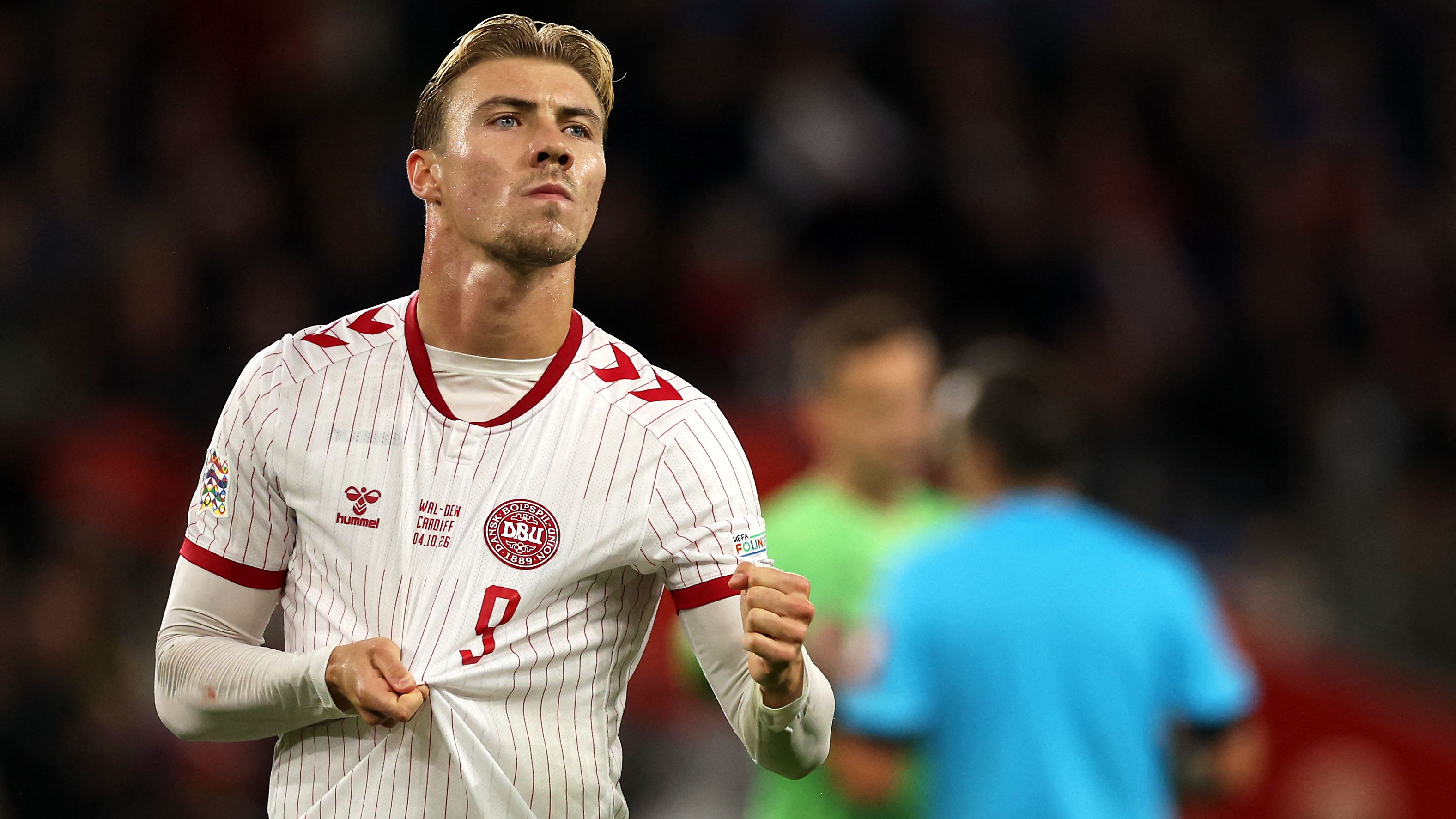 Rasmus Hojlund merayakan gol penalti untuk Denmark melawan Wales di Cardiff City Stadium